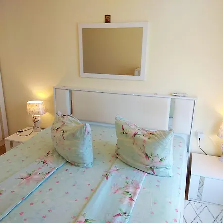 прекрасный с видом на море и бассейном