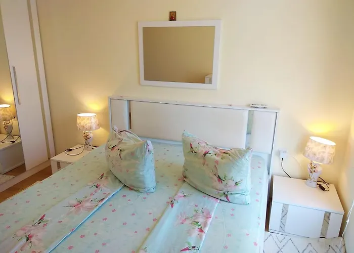 прекрасный с видом на море и бассейном